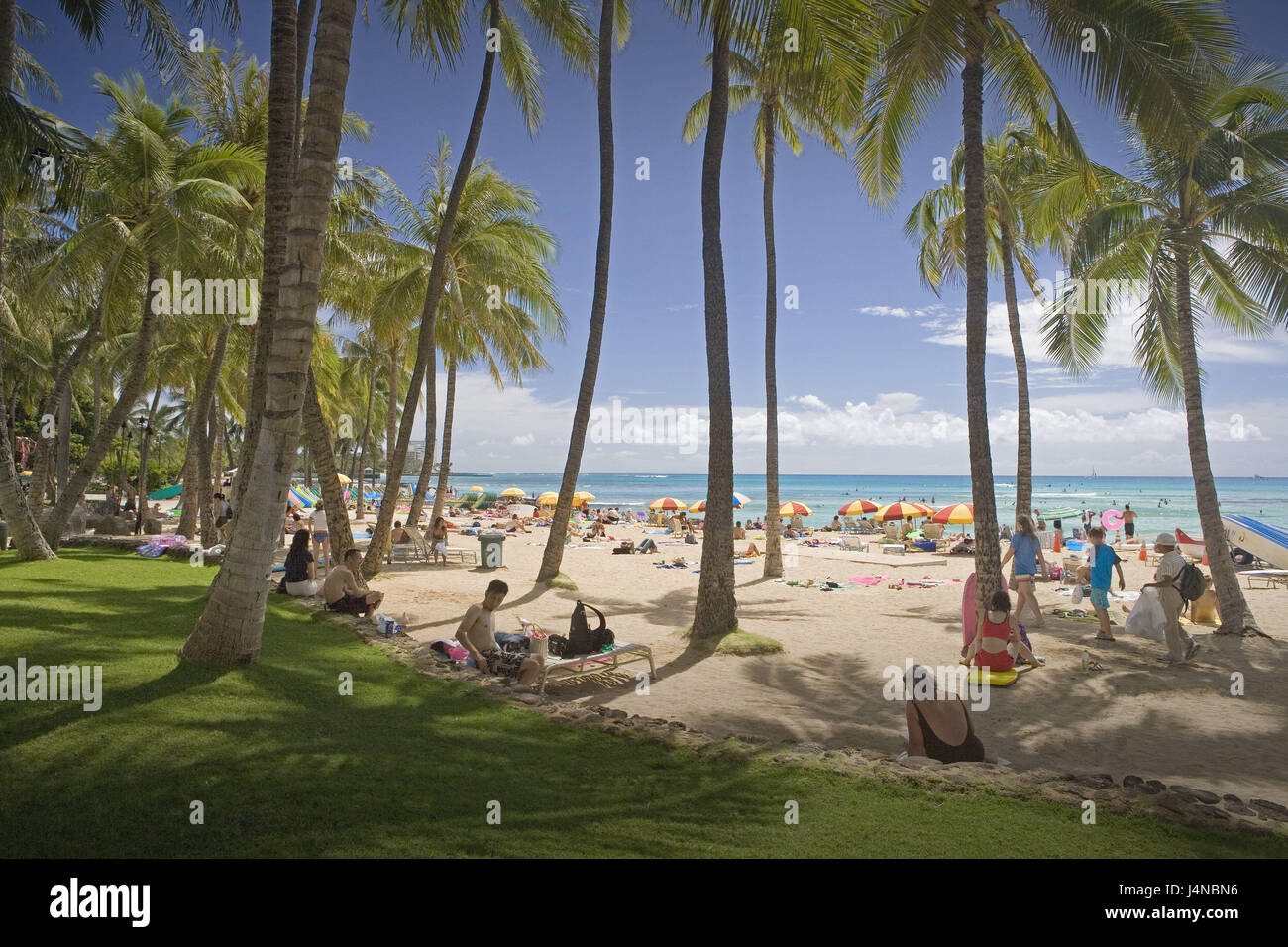 USA, Hawaii, Oahu Island, Honolulu, Waikiki Beach, Badegäste, die Hawaii-Inseln, Destination, Strand, Strand, Urlaub, Urlaub, Urlauber, Tourist, Tourismus, Person, sonnen sich, haben ein Bad, Palmen, Meer, Stockfoto