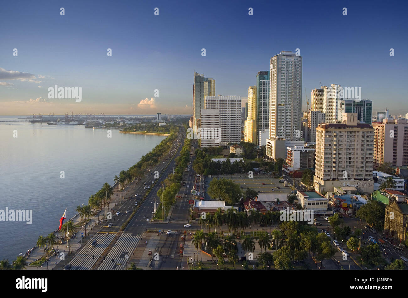 Philippinen, Insel Luzon, Manila, Blick auf die Stadt, Roxas Boulevard, Meer, Stadt, Hauptstadt, Gebäude, Häuser, Architektur, Hochhäuser, Straße, Stockfoto