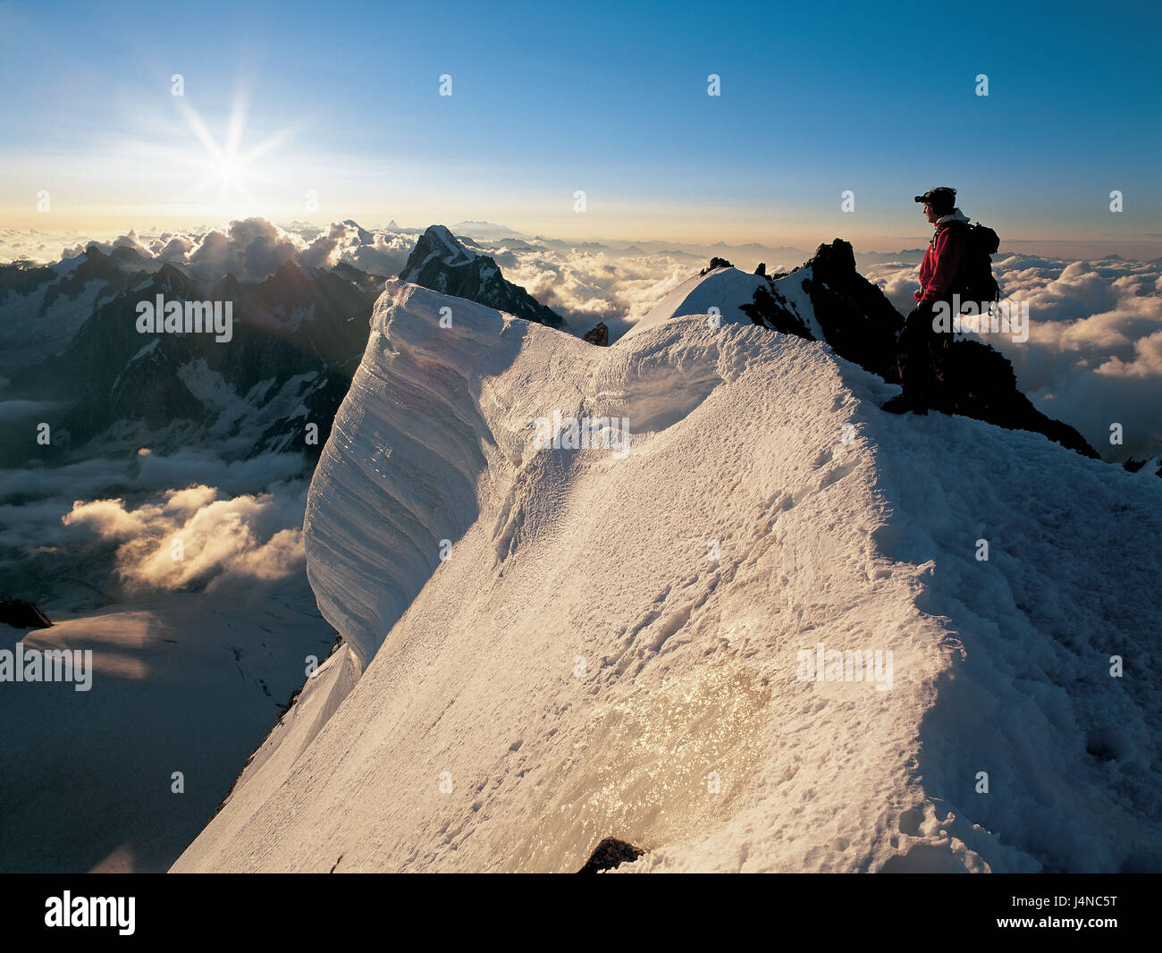 Frankreich, Savoyer Alpen, Montblanc du Tacul, Gebirgsmassiv, Bergsteiger, Ständer, Gipfel, Abend, tuning Stockfoto