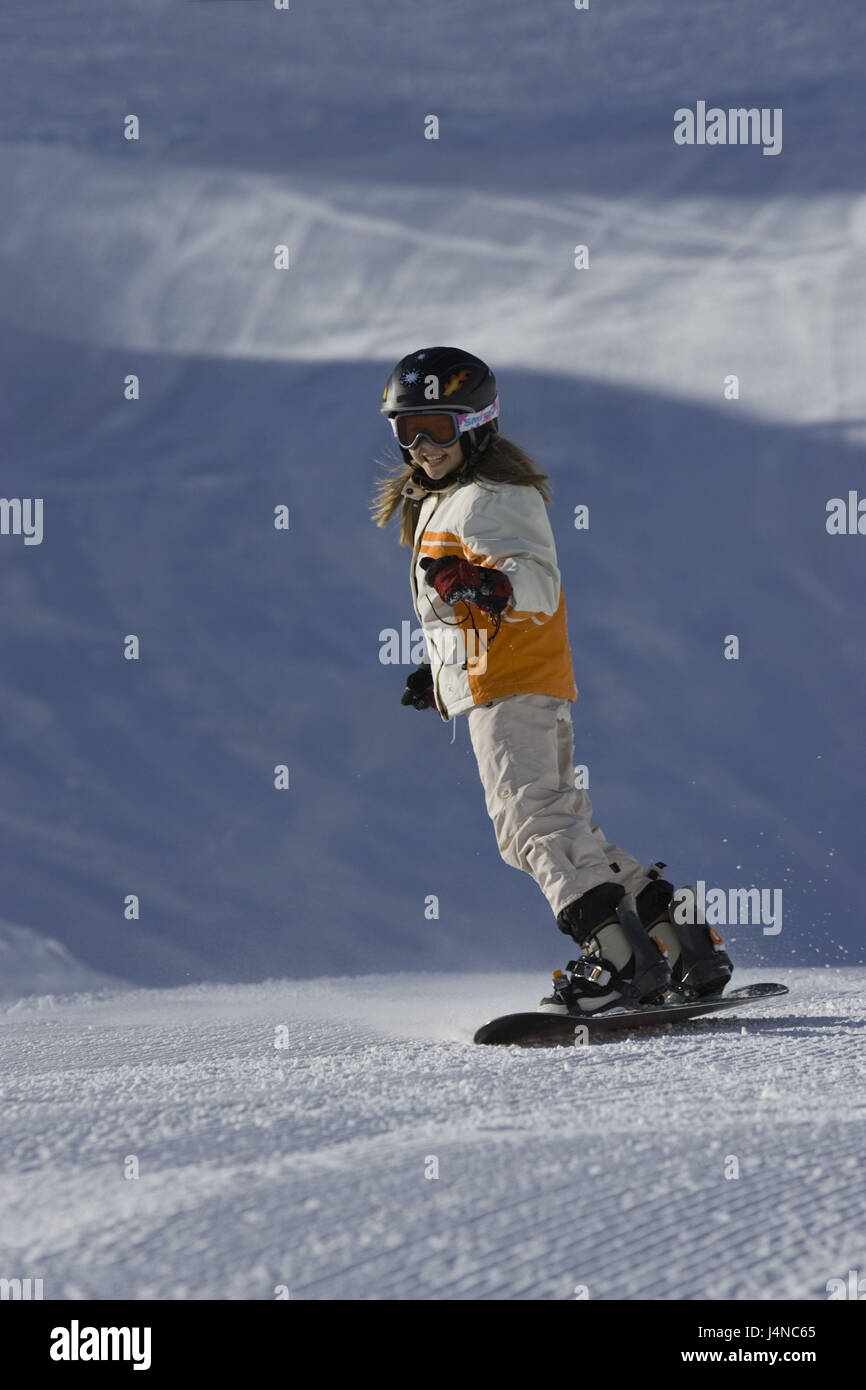 Österreich, Tirol, Serfaus, Mädchen, Snowboard fahren, Ski Neigung, Schnee, ganze Aufnahme Stockfoto