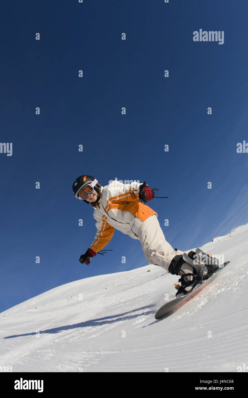 Österreich, Tirol, Serfaus, Mädchen, Snowboard fahren, Ski Neigung, Schnee, ganze Aufnahme Stockfoto