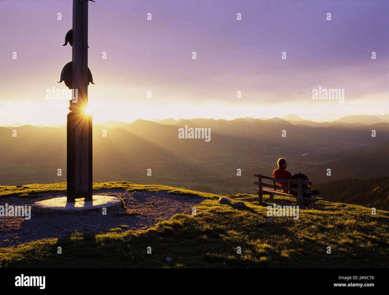 Deutschland, Bayern, Zwiesel, Berg, Bergsteiger, sitzen, Bank, Gipfel, Abend, tuning Stockfoto