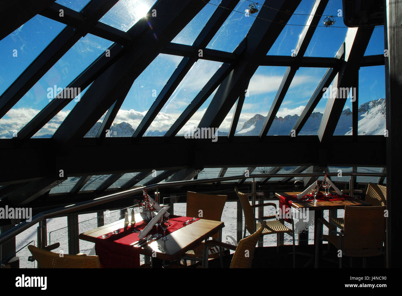 Deutschland, Bayern, Zugspitze, Panorama-Restaurant "Gletschergarten", Gegenlicht, Oberbayern, Alpen, Berge, Berge, Zugspitze niedrig deutscher, Glas runden Blumenbeet, SonnAlpin, Glas-Stahl-Konstruktion, Architektur, Gebäude, Berggastronomie, Gastronomie, Restaurant, Glasdach, Panoramadach, Bergpanorama, Ansicht, Gipfelpanorama, Rundumsicht, Landschaft, Schnee, Tabellen, bedeckt, elegant, platzieren von Interesse, niemand, innen, Stockfoto