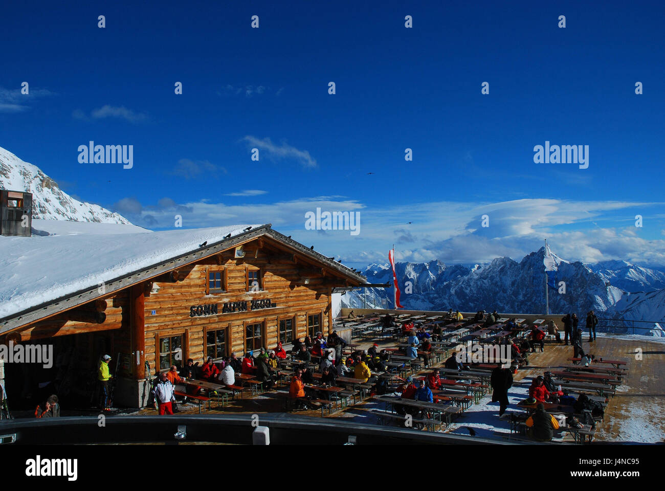 Deutschland, Bayern, Zugspitze, Schnee-fernen, Sunning Alpine Restaurant, Terrasse, Alpenpanorama, Gäste, Oberbayern, Alpen, Berge, Berge, Zugspitze Niederdeutsch, Schnee entfernten Gletscher, SonnAlpin, Sonnenterrasse, Restaurant-Terrasse, Gebäude, Stahlwerke, Berggastronomie, Gastronomie, Bergpanorama, Gipfel, Panorama, Ansicht, Person, Wintersportler, Stop Schaukel, Landschaft, Fahnen, Schnee, draußen Stockfoto