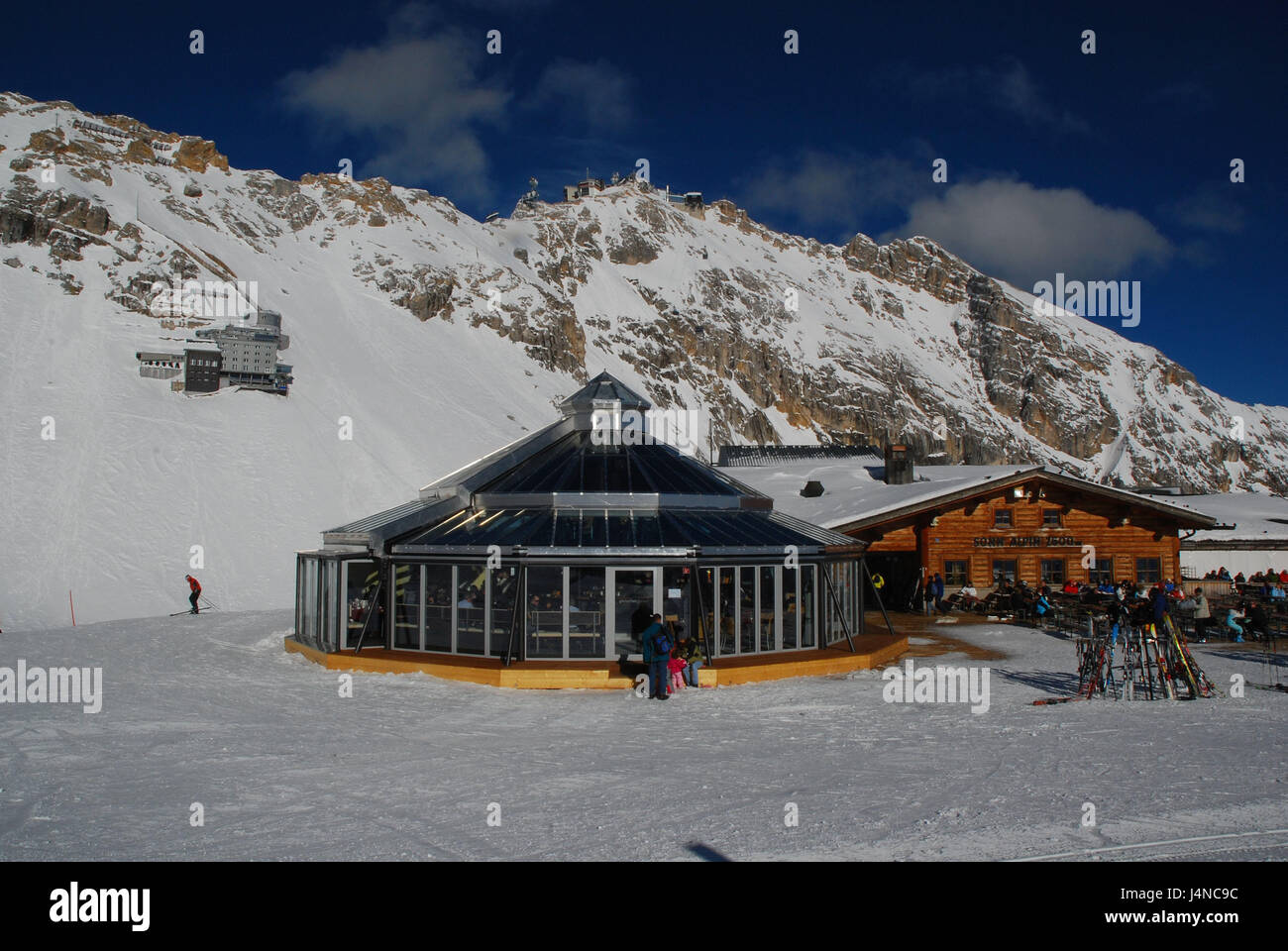 Deutschland, Bayern, Zugspitze, Sonnen Alpin, Restaurant "Gletschergarten" Schnee entfernten Haus, Zugspitze Gipfel, Oberbayern, Alpen, Berge, Berge, Zugspitze niedrige Deutsch, ferner Schnee, Schnee entfernten Gletscher, Glas runden Blumenbeet, Panorama-Restaurant, SonnAlpin, Sonnen Terrasse, Architektur, Gastronomie, Bau, Berggastronomie, Bergstation, Landschaft, Forschungsstation, Schnee, Ort der Stahl-Glaskonstruktion interessieren, Person, im Außenbereich Stockfoto