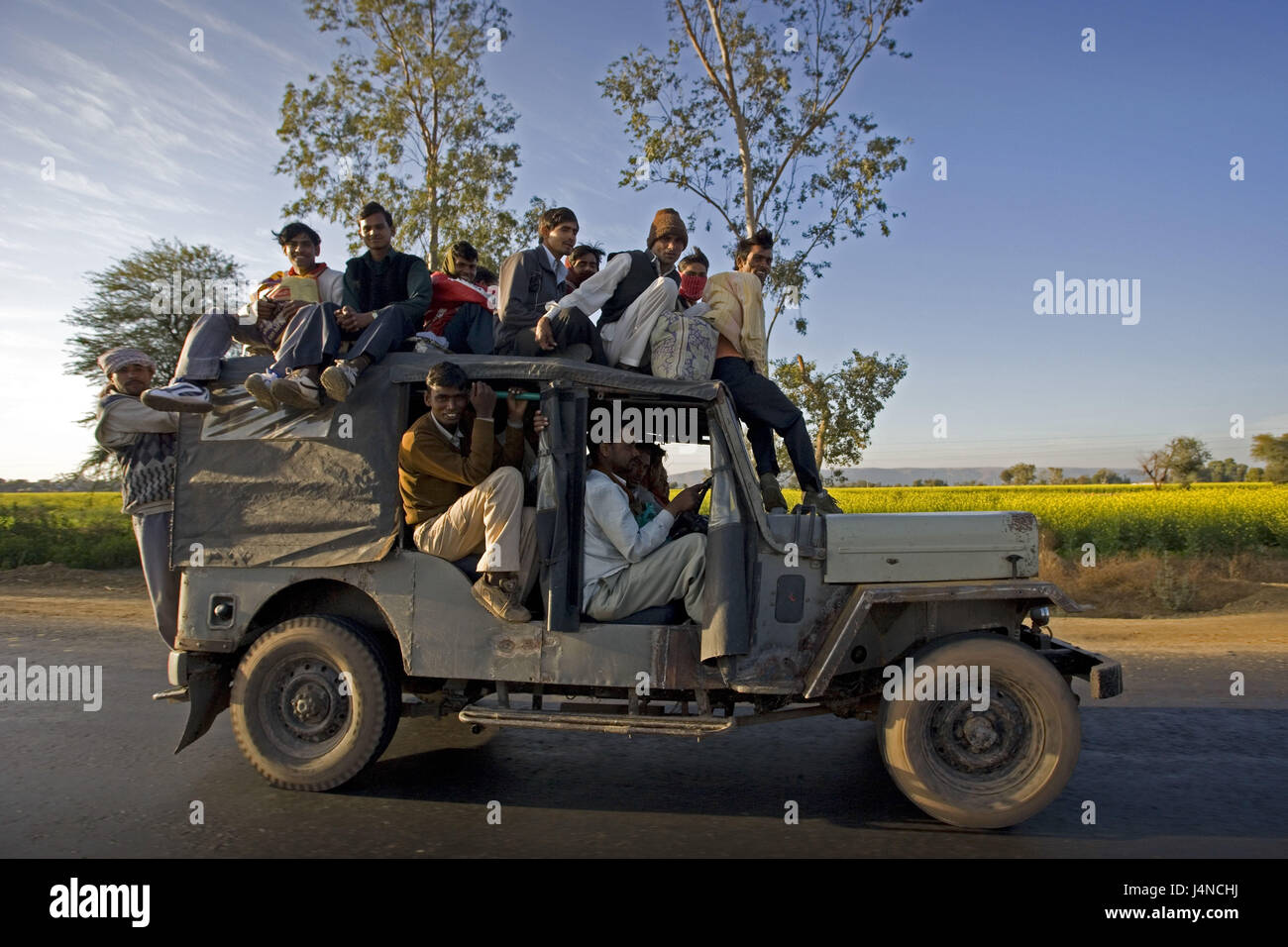 Indien, Rajasthan, Pushkar, Jeep, Männer, an der Seite, Stockfoto