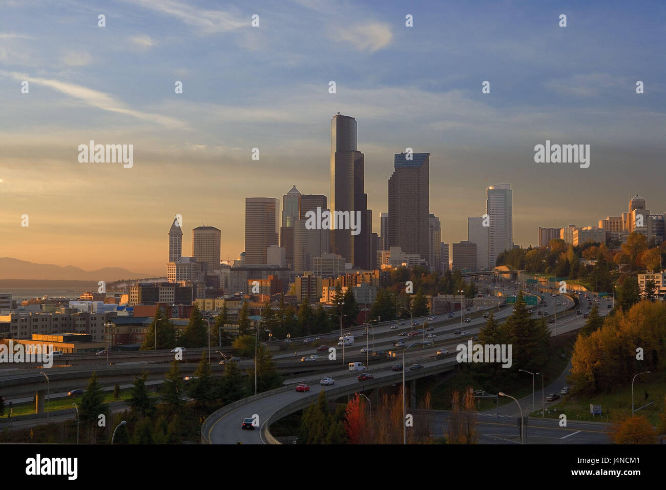 USA, Seattle, Blick auf die Stadt, die Stadt, abends Licht, Nordamerika, Reiseziel, Stadt, Stadt, Hochhäuser, Gebäude, Architektur, Stadt-Autobahn, Saison, Herbst, Stockfoto