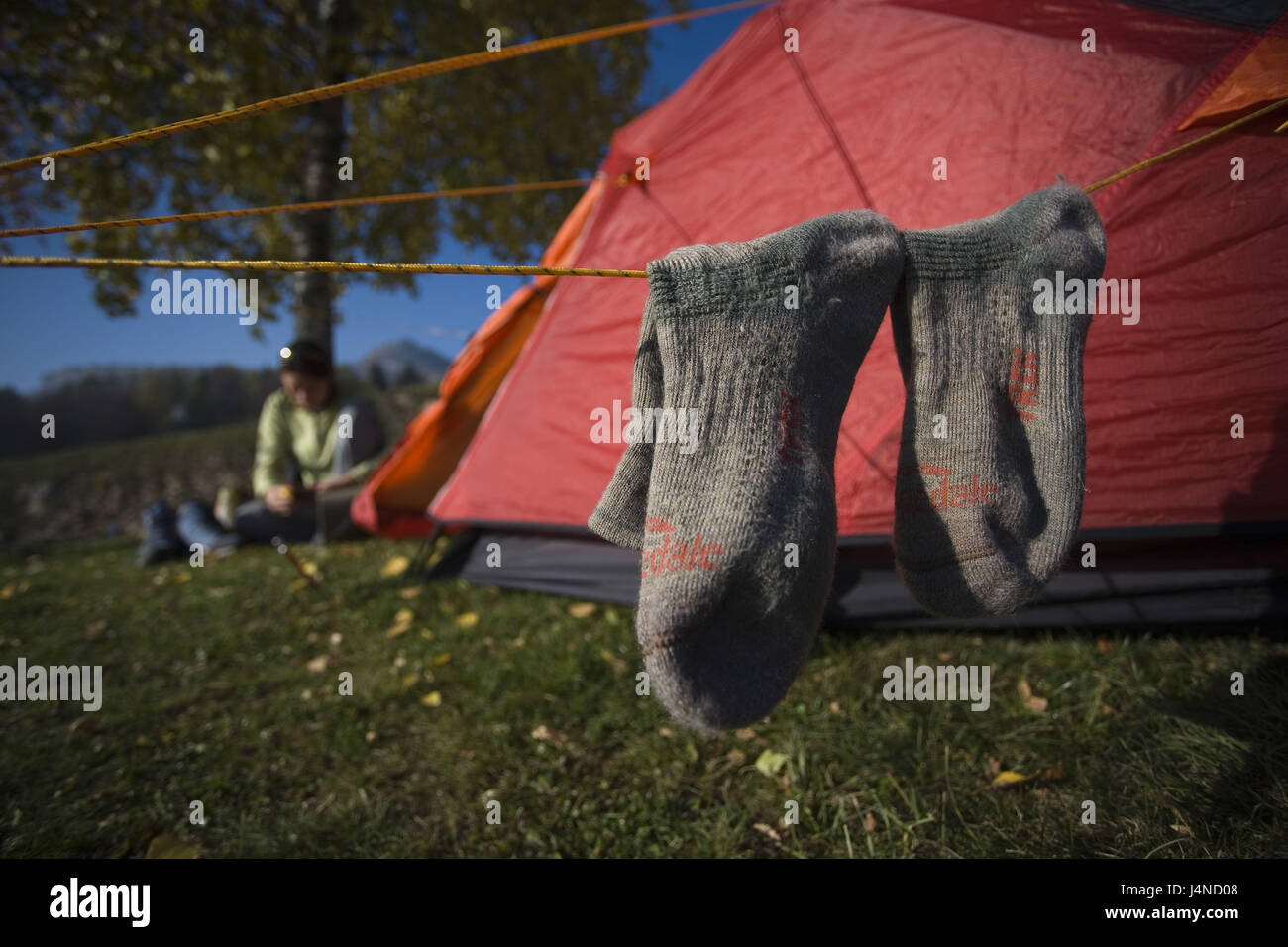 Italien, Trentino, Touristen, sitzen, hängen Wiese, Zelt, Socken, Seil, Herbst-tuning Stockfoto