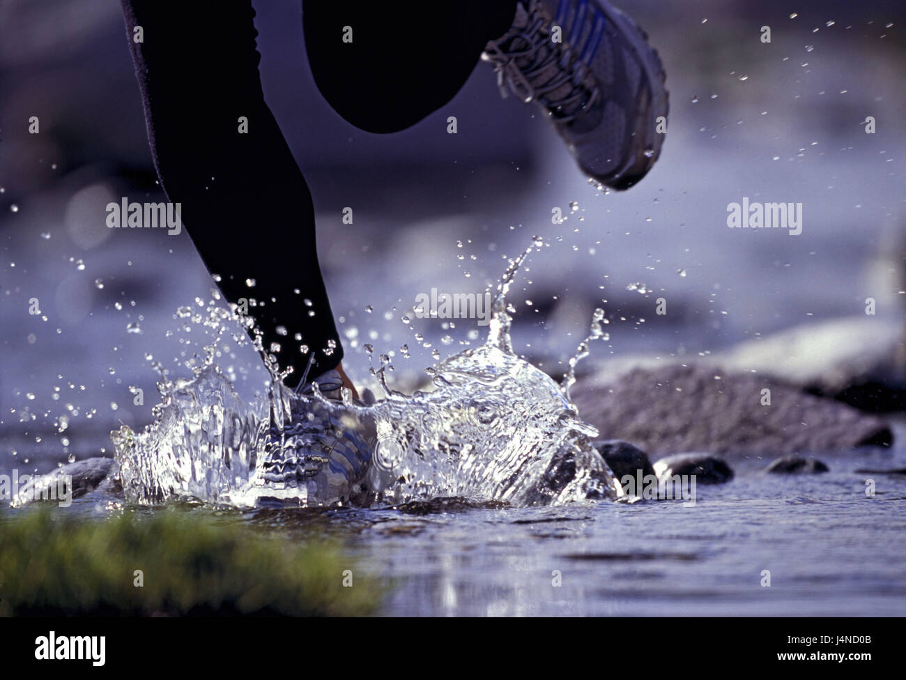 Italien, Jogger, laufen, Wasser, Turnschuhe, mittlere Nahaufnahme, Kerbe Stockfoto