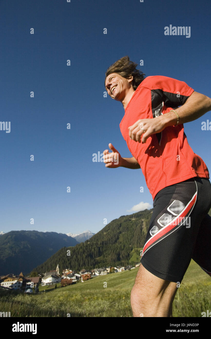 Österreich, Tirol, Serfaus, Jogger, run, Wiese, Ort, Landschaft Stockfoto