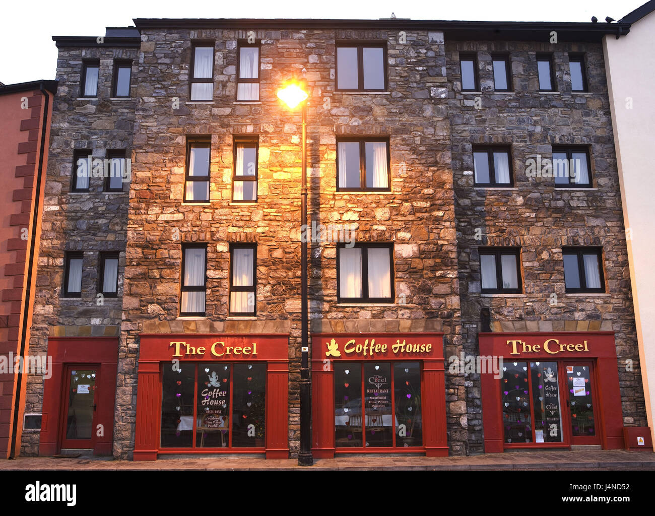 Irland, Westküste, West Port, Hausfassade, Geschäfte, Straßenlaterne, Abend, Stockfoto