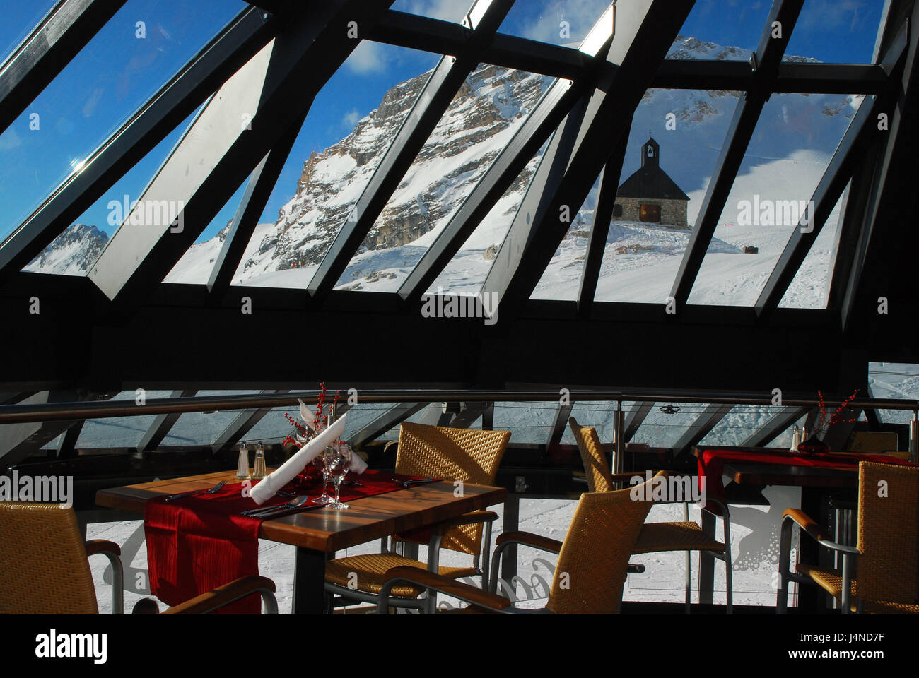 Deutschland, Bayern, Zugspitze, Panorama-Restaurant, "Gletschergarten", Maria Heimsuchung Band, Oberbayern, Alpen, Berge, Berge, Zugspitze niedrig deutscher, Glas runden Blumenbeet, SonnAlpin, Glas-Stahl-Konstruktion, Architektur, Gebäude, Berggastronomie, Gastronomie, Restaurant, Band, Glasdach, Panoramadach, Ansicht, Rundumsicht, Berglandschaft, Landschaft, Schnee, Tabellen, bedeckt, elegant, platzieren von Interesse, niemand, innen, Stockfoto