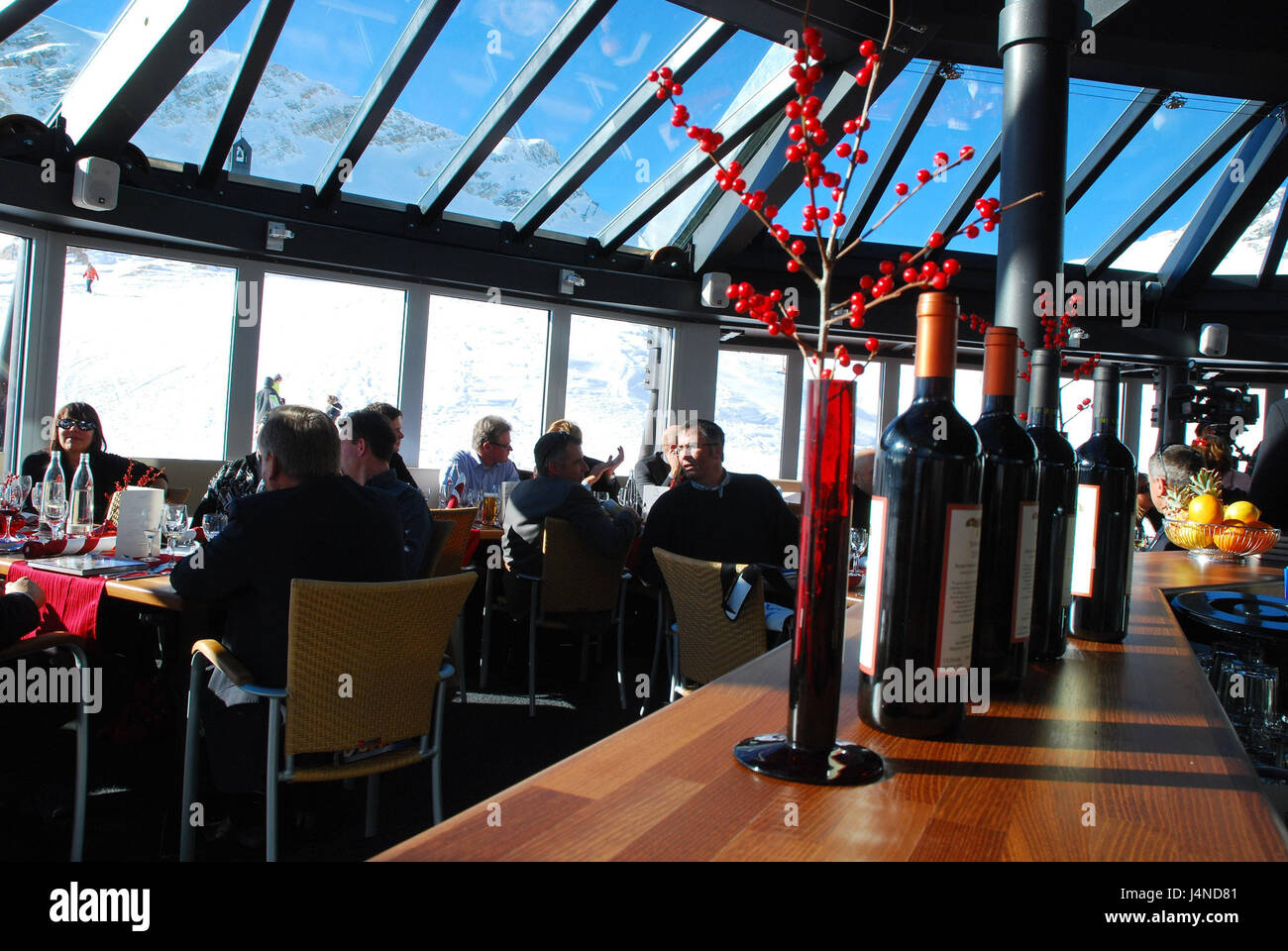 Deutschland, Bayern, Zugspitze, Panorama-Restaurant, "Gletschergarten", Gäste, Oberbayern, Alpen, Berge, Berge, Zugspitze niedrig deutscher, Glas runden Blumenbeet, SonnAlpin, Glas-Stahlkonstruktion, Zähler, kulinarische Theke, Weine, Architektur, Gebäude, Berggastronomie, Gastronomie, Restaurant, Glasdach, Panoramadach, Bergpanorama, Ansicht, Gipfelpanorama, Rundumsicht, Landschaft, Schnee, Tabellen, bedeckt, elegant, platzieren von Interesse, niemand, innen, Stockfoto