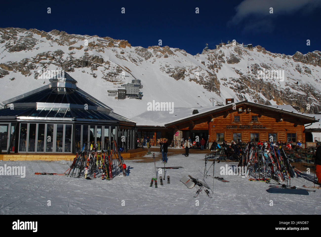 Deutschland, Bayern, Zugspitze, Sonnen Alpin, Restaurant "Gletschergarten" Schnee entfernten Haus, Zugspitze Gipfel, Oberbayern, Alpen, Berge, Berge, Zugspitze niedrige Deutsch, ferner Schnee, Schnee entfernten Gletscher, Glas runden Blumenbeet, Panorama-Restaurant, SonnAlpin, Sonnen Terrasse, Architektur, Gastronomie, Bau, Berggastronomie, Bergstation, Landschaft, Forschungsstation, Schnee, Ort der Stahl-Glaskonstruktion interessieren, Person, im Außenbereich Stockfoto