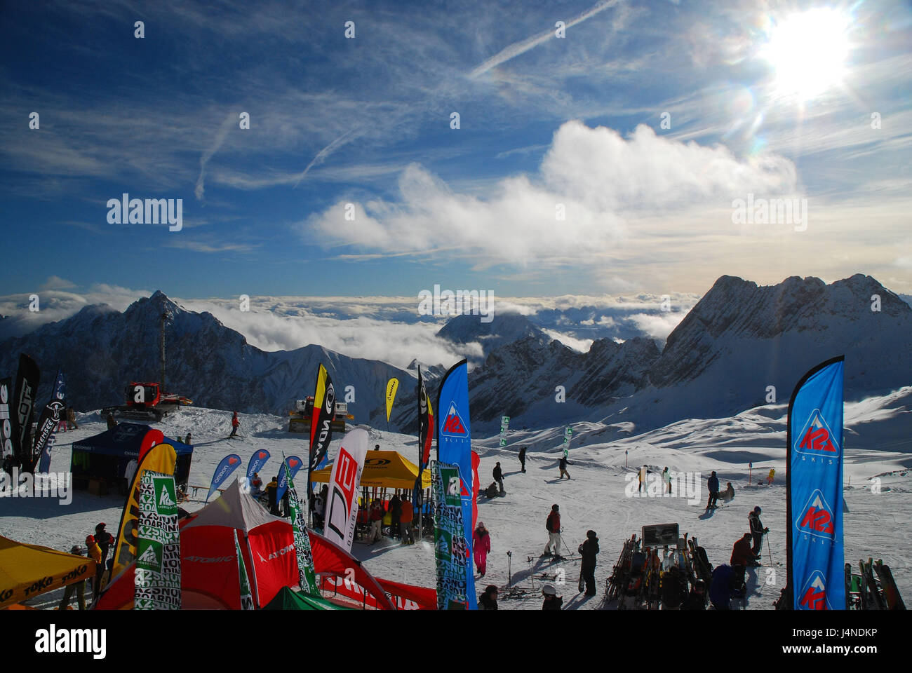 Deutschland, Bayern, Zugspitze Niederdeutsch, Skiopening, Skifahrer, die Sonne, kein Model-Release, Oberbayern, Garmisch-Partenkirchen, Zugspitze, Berge, Aussicht, Skigebiet, Person, Skifahren, Freizeit, Hobby, Sport, Wintersport, fest, Schnee fest, Werbeschilder, Tourismus, Winter, Himmel, blau, Wolken, Meer der Wolken, Sonnenschein, Stockfoto