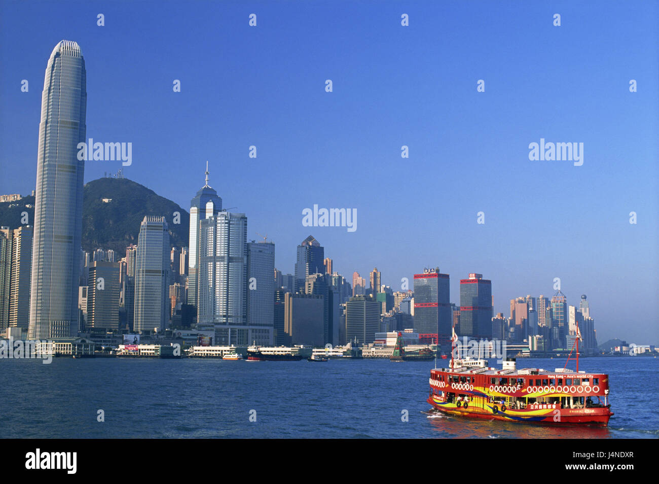 China, Hong Kong, Hong Kong Island, Skyline, Victoria Harbour, Fähre, Meer, Asien, Stadt, Stadt, Weltstadt, Metropole, Blick auf die Stadt, Wolkenkratzer, Hochhäuser, Architektur, Hafen, Navigation, Fähren, Schiffe, Schiffsverkehr, Star-Ferry, Transportmittel, Transport, Personentransport, Berg, Stockfoto