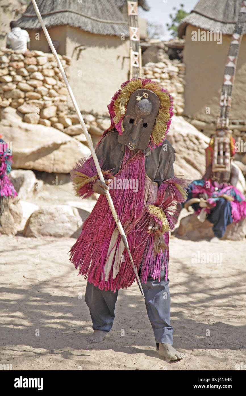 West-Afrika, Mali, Dogonland, Falaise Bandiagara, Tirelli, Maske, die Entschädigung der Walze, Speer, Stockfoto