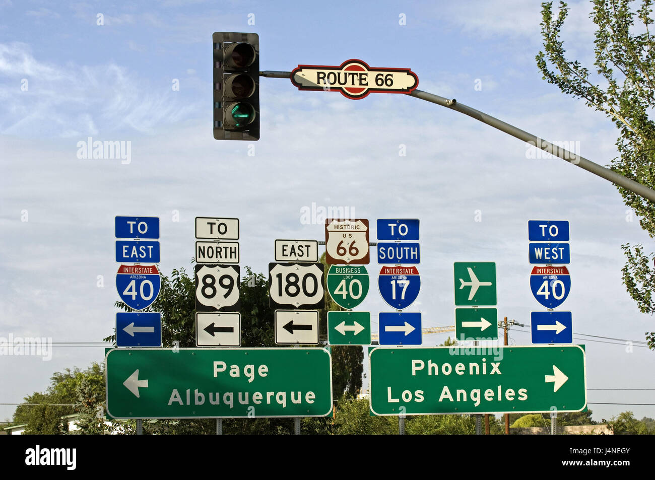 USA, Arizona, Flagstaff, Route 66, Kreuzung, Verkehrszeichen  Stockfotografie - Alamy