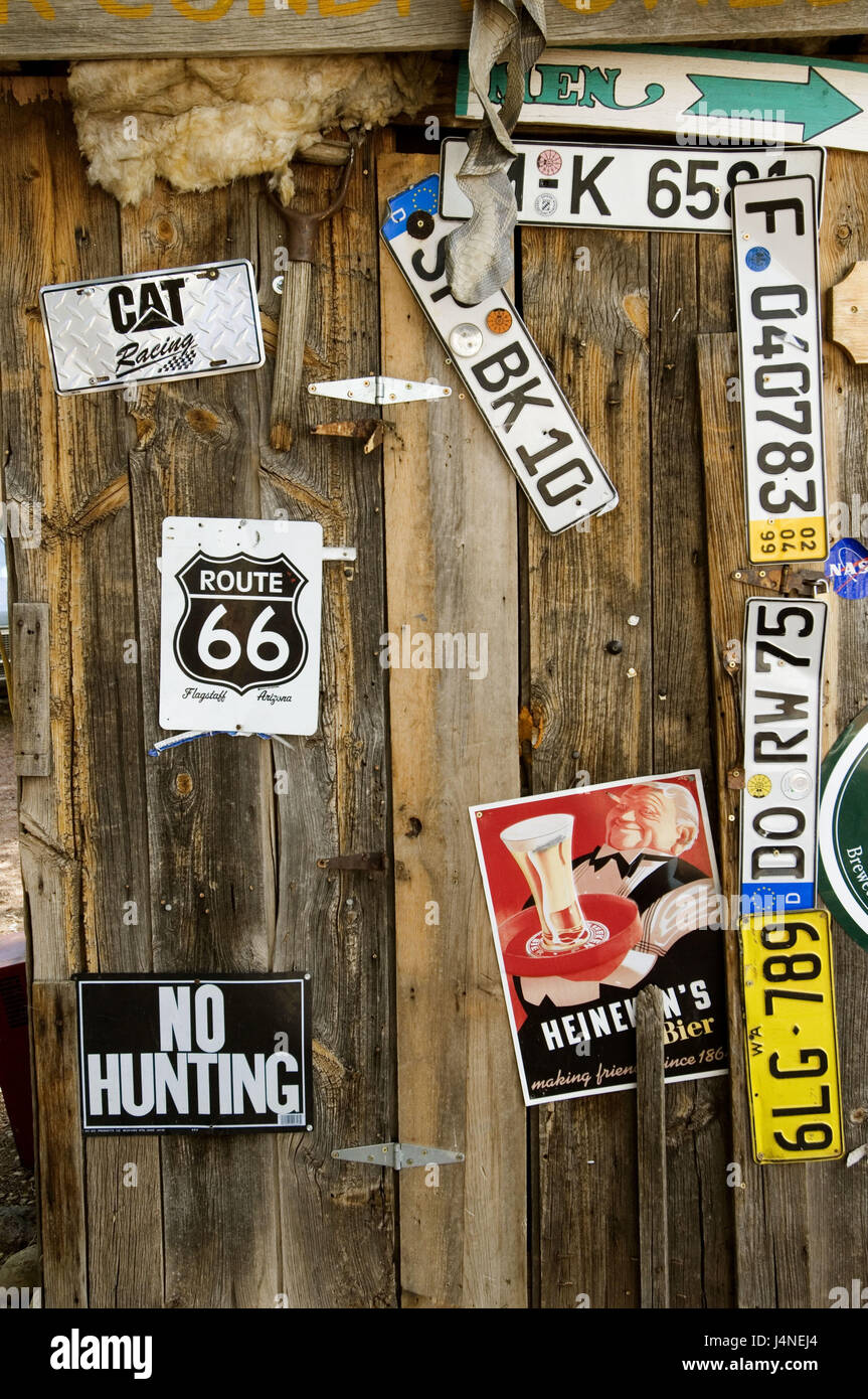 USA, Arizona, route 66, Seligman, Holzwand, Schilder, Kfz-Zulassung Stockfoto