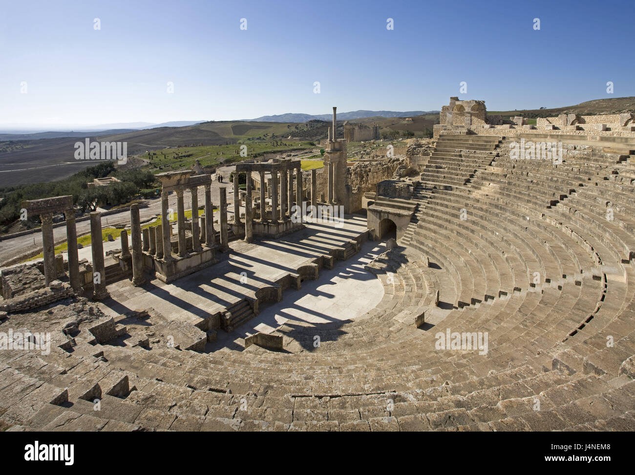 Tunesien, Dougga, Ruine Standort, Römisches Theater, Nordafrika, Thugga, Ausgrabungsstätte, Ruinen, Strukturen, historisch, antik, Theater, Roman, Ausgrabungen, Überreste, Ort von Interesse, UNESCO-Weltkulturerbe, Reiseziel, Archäologie, Überreste, Architektur, Kultur, Geschichte, Übersicht, Stockfoto