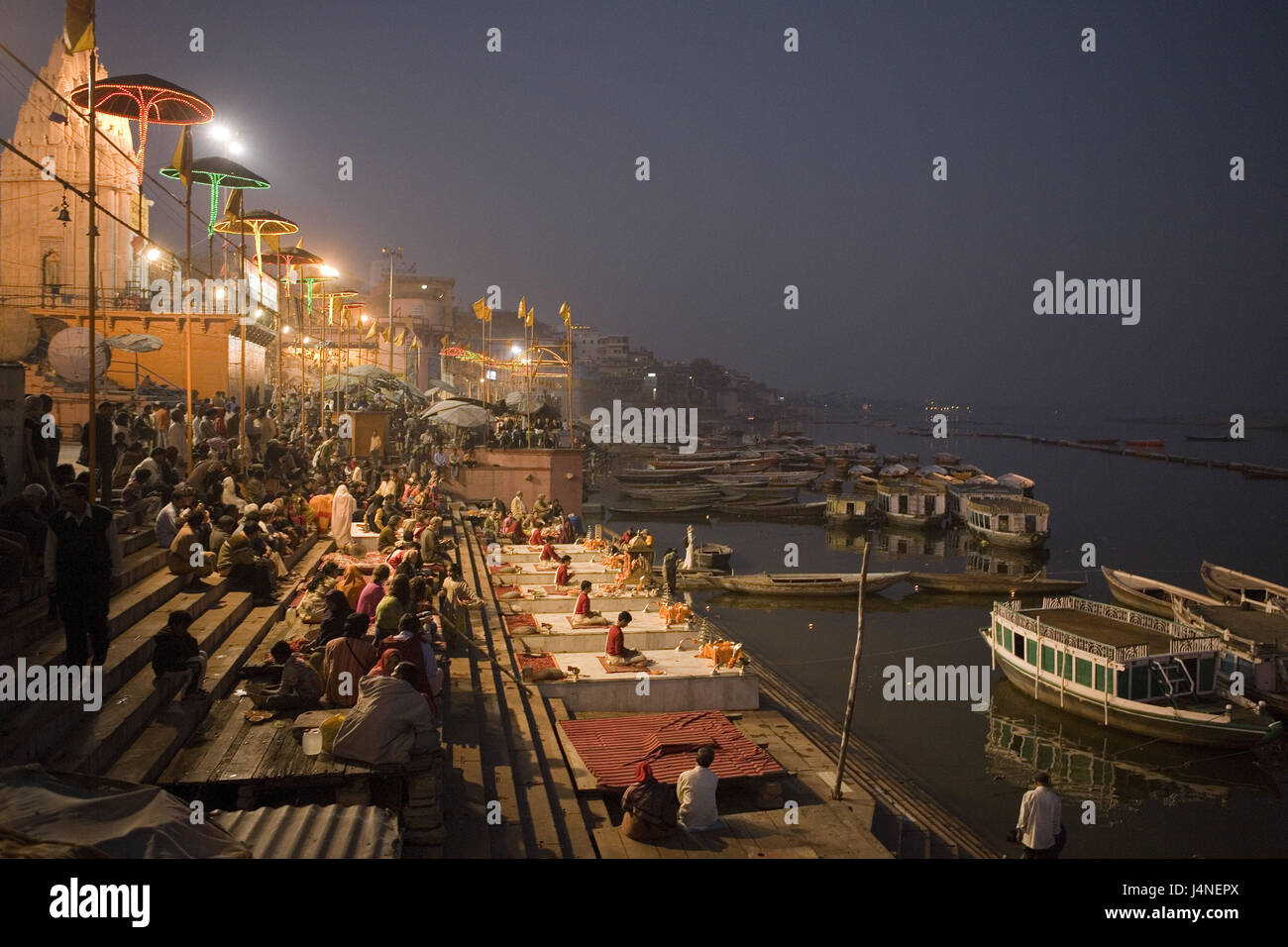 Indien, Uttar Pradesh, Benares, Dasawamedh Ghat, Beleuchtung, Gläubige, Abend, Stockfoto