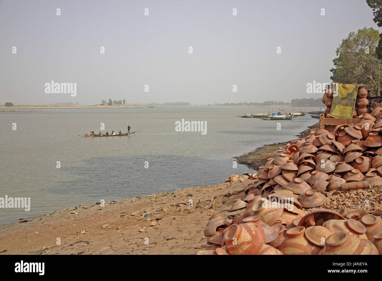 West-Afrika, Mali, Niger-Binnendelta, Stadt Mopti flux Bani, Ufer, Keramik, Pirogen, Aufnahme im Jahr 2007, Stockfoto