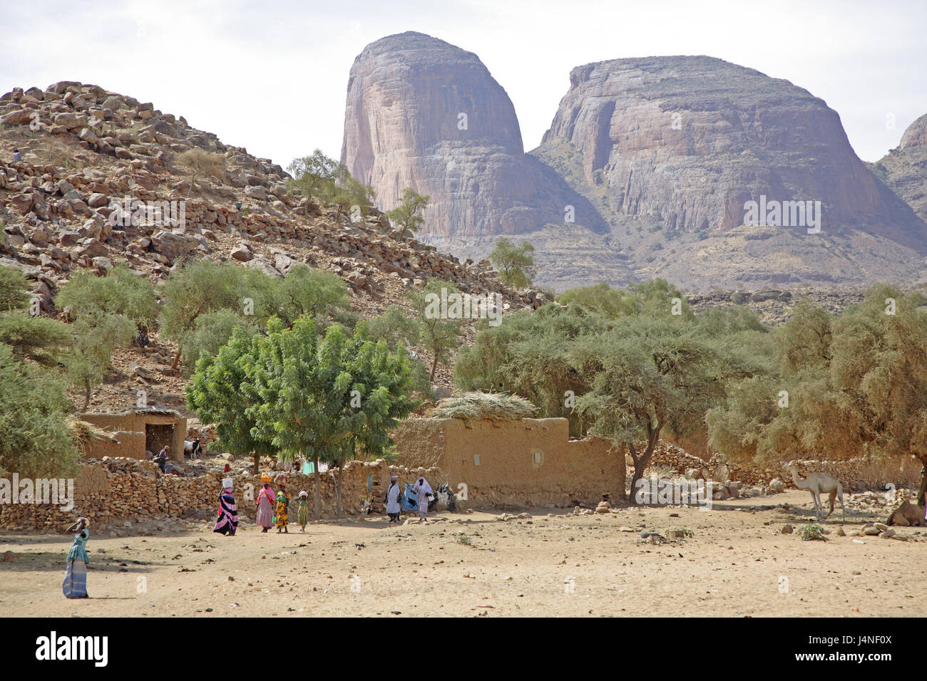 West-Afrika, Mali, Hombori, Frauen, Landschaft, Berge, Stockfoto