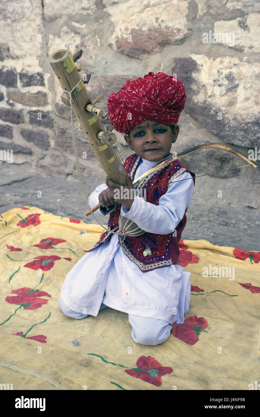 Indien, Rajasthan, Jodhpur, Meherangarh Fort, Kind, Turban, Musikinstrument, Stockfoto