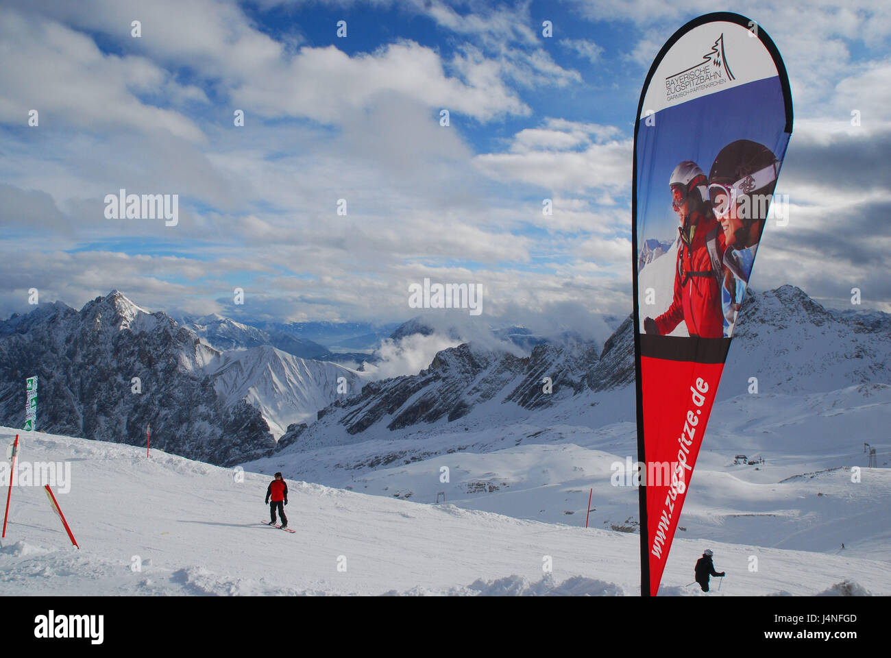 Deutschland, Bayern, Zugspitze Niederdeutsch, ski Start-und Landebahn, Skifahrer, Snowboarder, Flagge, kein Model-Release, Oberbayern, Garmisch-Partenkirchen, Zugspitze, Berge, Ski Area, Start-und Landebahn, Person, Skifahren, Snowboarden, Freizeit, Hobby, Sport, Wintersport, Winter, Sonne, Himmel, Wolken, Stockfoto