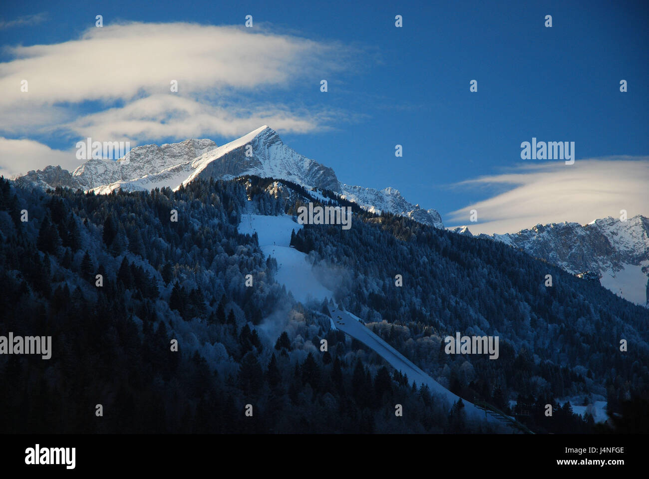 Deutschland, Bayern, Garmisch-Partenkirchen, Ski-Sprung-Schanze, Alpspitze, Hausberg, Winter, Oberbayern, Werdenfelser, Berge, Ski-Sprungschanze, Skispringen, Skifahren, Wintersport, Ski-Abfahrt, Horn-Abfahrt, Bäume, Snowy, Winterlandschaft, Stockfoto