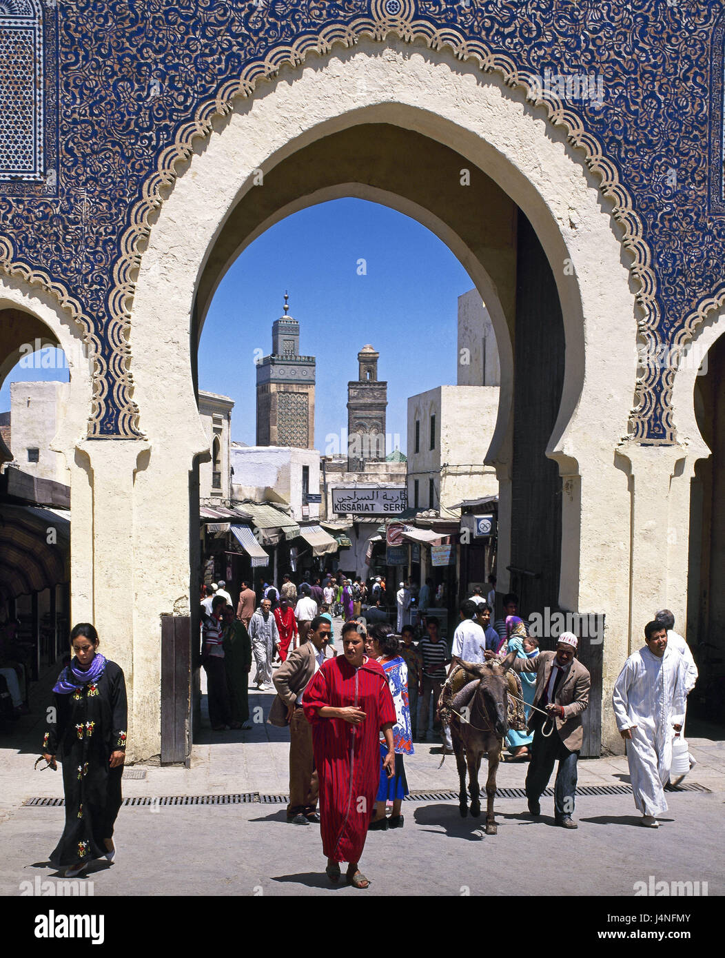 Marokko, Fes, alte Stadt, Medina, Stadt-Tor, Bab Bou Jeloud, Person, Afrika, Nordafrika, Fes, Stadt, Tor, Torbogen, Stadtbild, einheimische, Passanten, Fußgänger, Ort von Interesse, Stockfoto