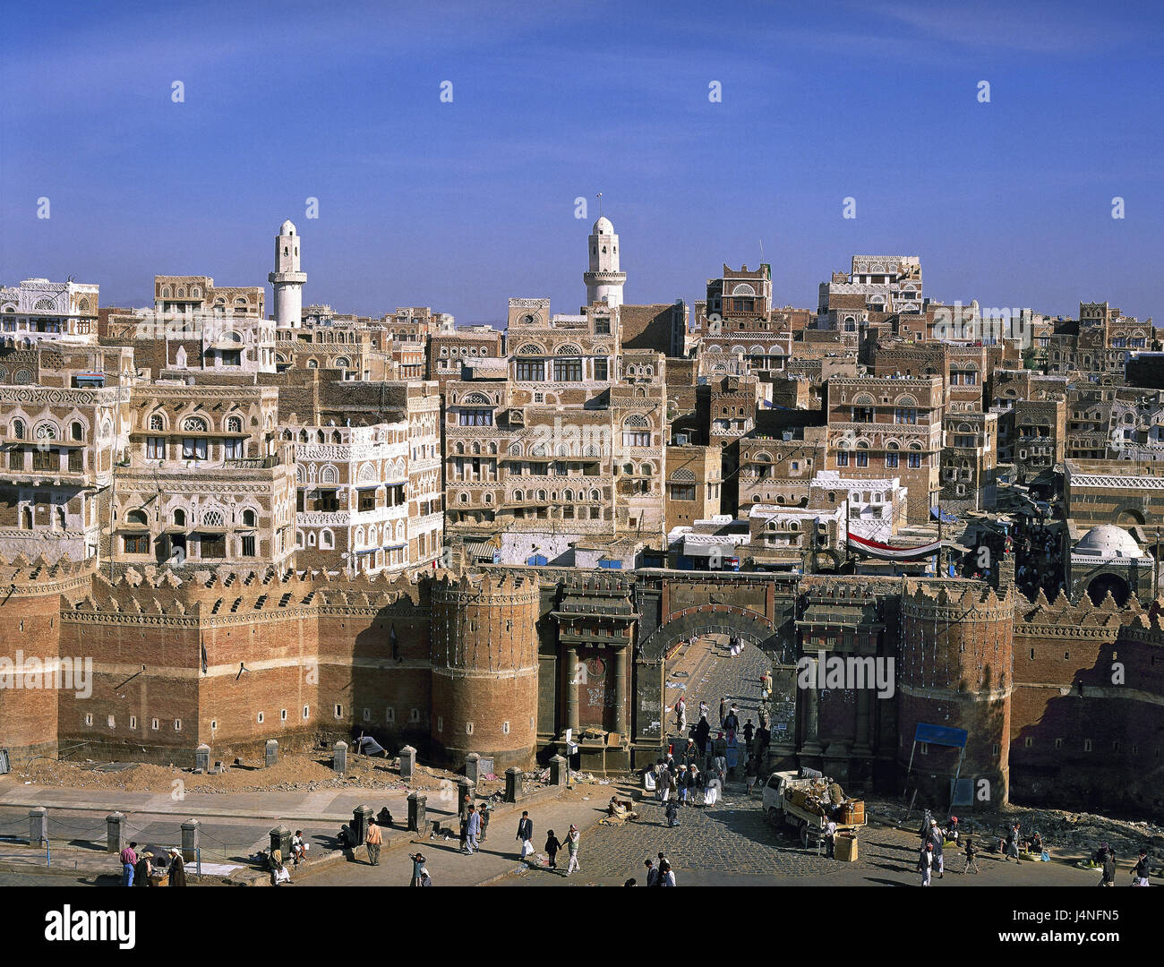 Jemen, Sanaa, Old Town, Stadttor Bab al-Yaman, Naher Osten, Hauptstadt, Stadt, Stadtbild, Übersicht, Stadtübersicht, Jemen, Ost, Häuser, Tor, Türme, Menschen, Stockfoto