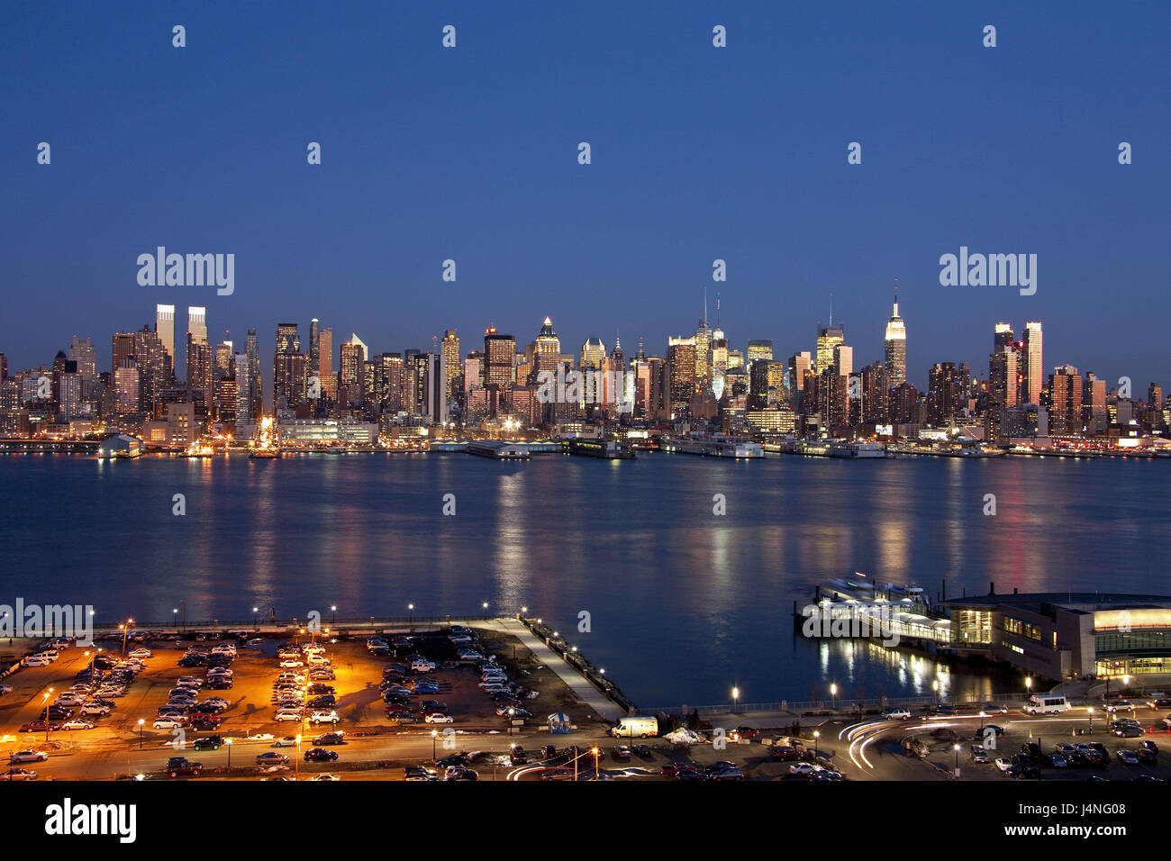 USA, New York City, Panorama, Midtown Manhattan, Skyline, Hudson River, Lichter, Abend, Panorama, New Jersey, Parkplatz, Stockfoto