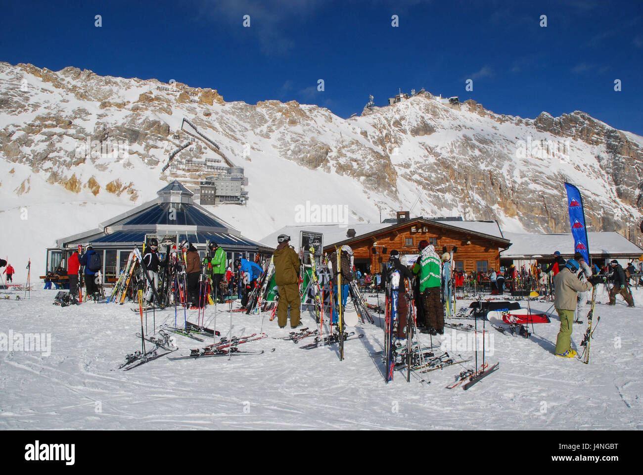 Deutschland, Bayern, Zugspitze Niederdeutsch, Skigebiet, Alpine Sonnen, Skifahrer, Oberbayern, Garmisch-Partenkirchen, Zugspitze, Skigebiet, Sonnalpin, Restaurant, Gletscherrestaurant, Gastronomie, Glas runden Blumenbeet, runden Blumenbeet, Gebäude, Ski, Menschen, Freizeit, Hobby, Sport, Wintersport, Winter, Stockfoto
