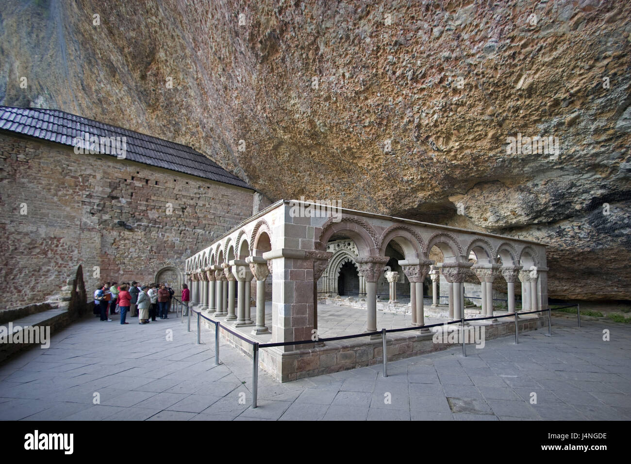 Spanien, Aragon, San Juan De La Pena, Kreuzgang, Besucher, Stockfoto