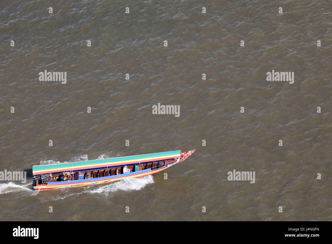 Thailand, Bangkok, Chao-Phraya-Fluss, lange Longtail Boot, von oben, Stockfoto