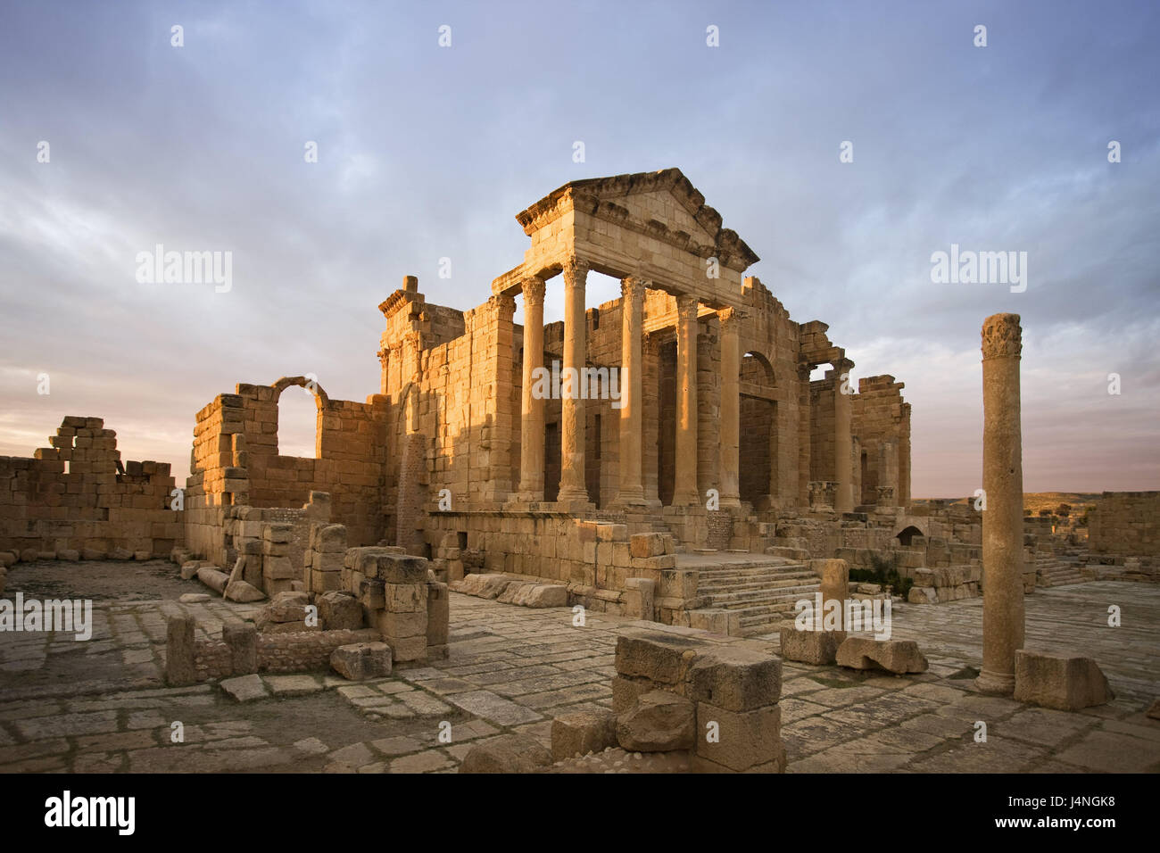 Tunesien, Sbeitla, Forum, Ruinen, Säulen, Nordafrika, Sufetula, Tempel, Struktur, Ruine Standort Tempelruine, Roman, Schrein, Ort von Interesse, Reiseziel, Antiquität, Archäologie, Überreste, Architektur, Kultur, Geschichte, Jupiter-Tempel, Stockfoto