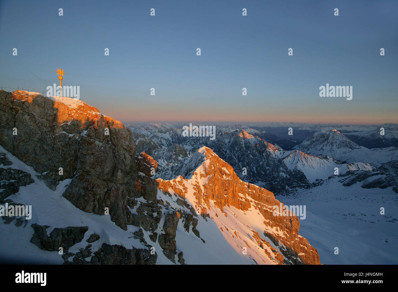 Deutschland, Bayern, Garmisch-Partenkirchen, Zugspitze, Gipfel, Gipfel zu überqueren, am Abend, tuning, Süddeutschland, Oberbayern, Berge, Bergspitzen, Berglandschaft, Berge, Kreuz, Abend, Abendlicht, Sonnenlicht, Alpenglühen, Ansicht, Horizont, Nachleuchten, Schnee, Winter, Alpen, Stockfoto
