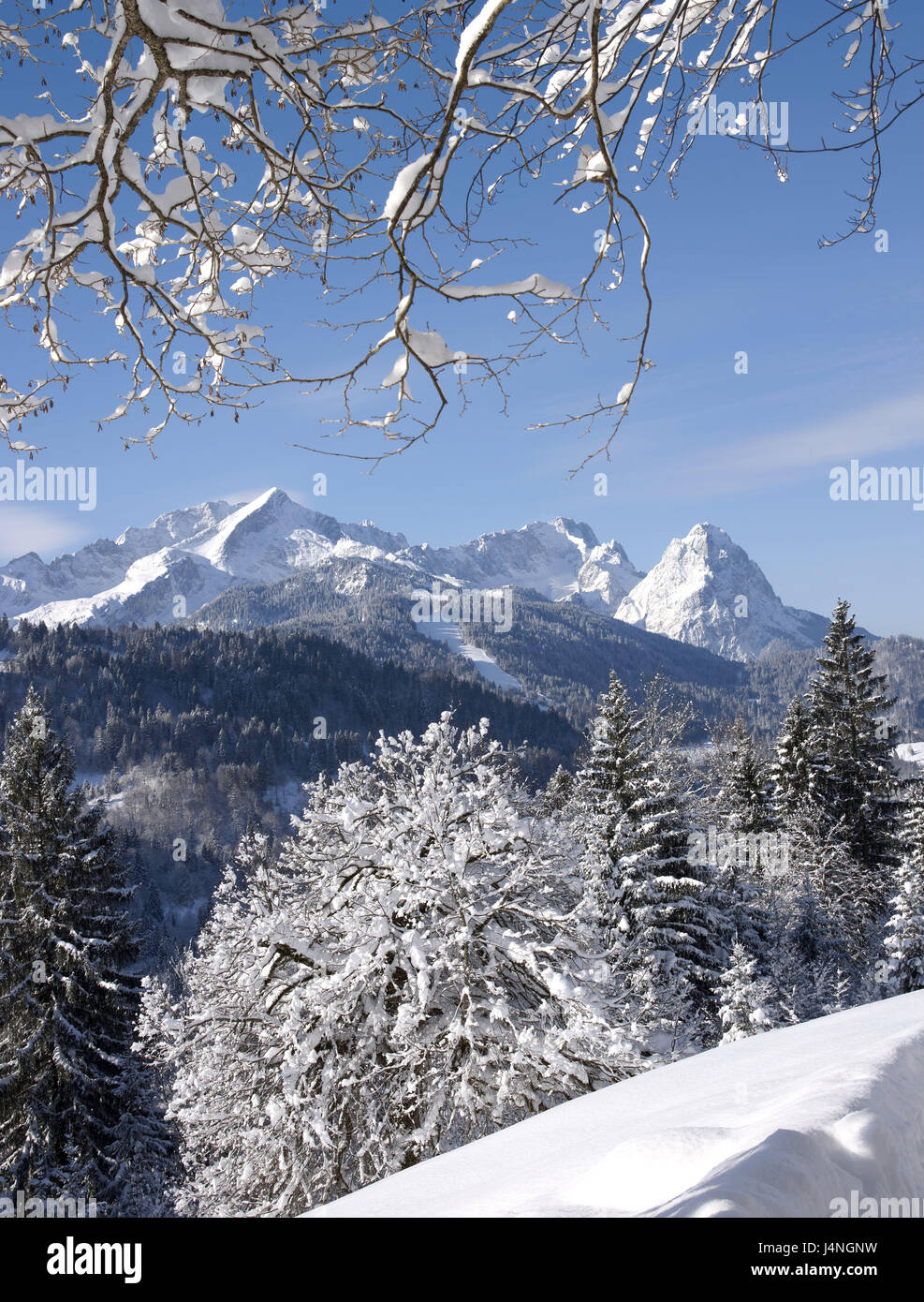 Deutschland, Bayern, Garmisch-Partenkirchen, winter Landschaft, Wettersteingebirge, Himmel, blau, Süd Deutschland, Oberbayern, Werdenfelser, Winter, winterliche, Schnee, Schnee, Bäume, Gebirgsmassiv, Alpen, Berge, Berge, Alpspitze, Waxenstein, Zugspitze, Natur, niemand, Stockfoto