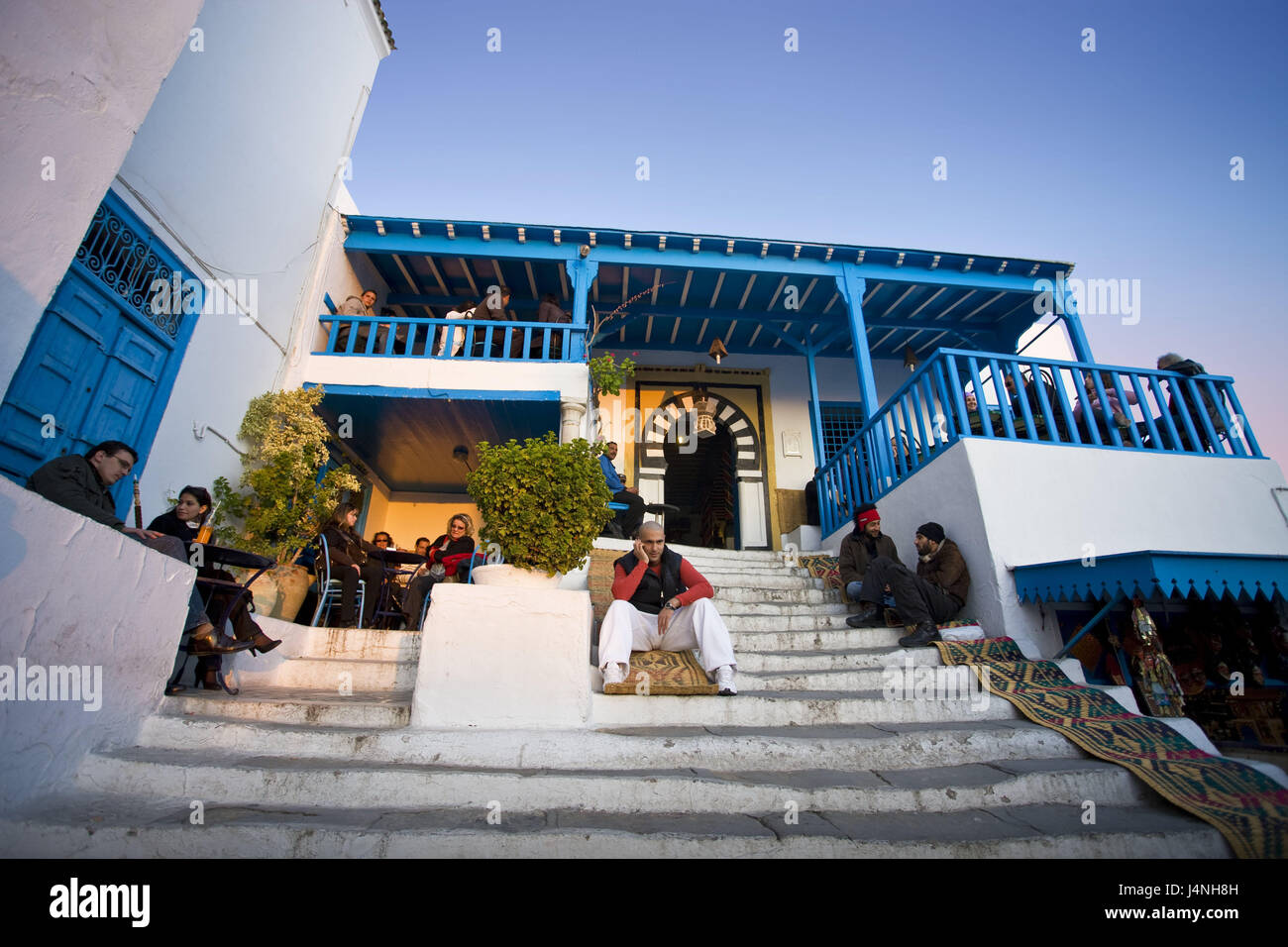 Tunesien, Sidi Bou Said, Café des Nattes, Tourist, Nord Afrika, Künstlerdorf, touristischer Ort, Ziel, Ort, Ort von Interesse, Tourismus, Bar, Café, Treppen, Person, Gäste, Stockfoto