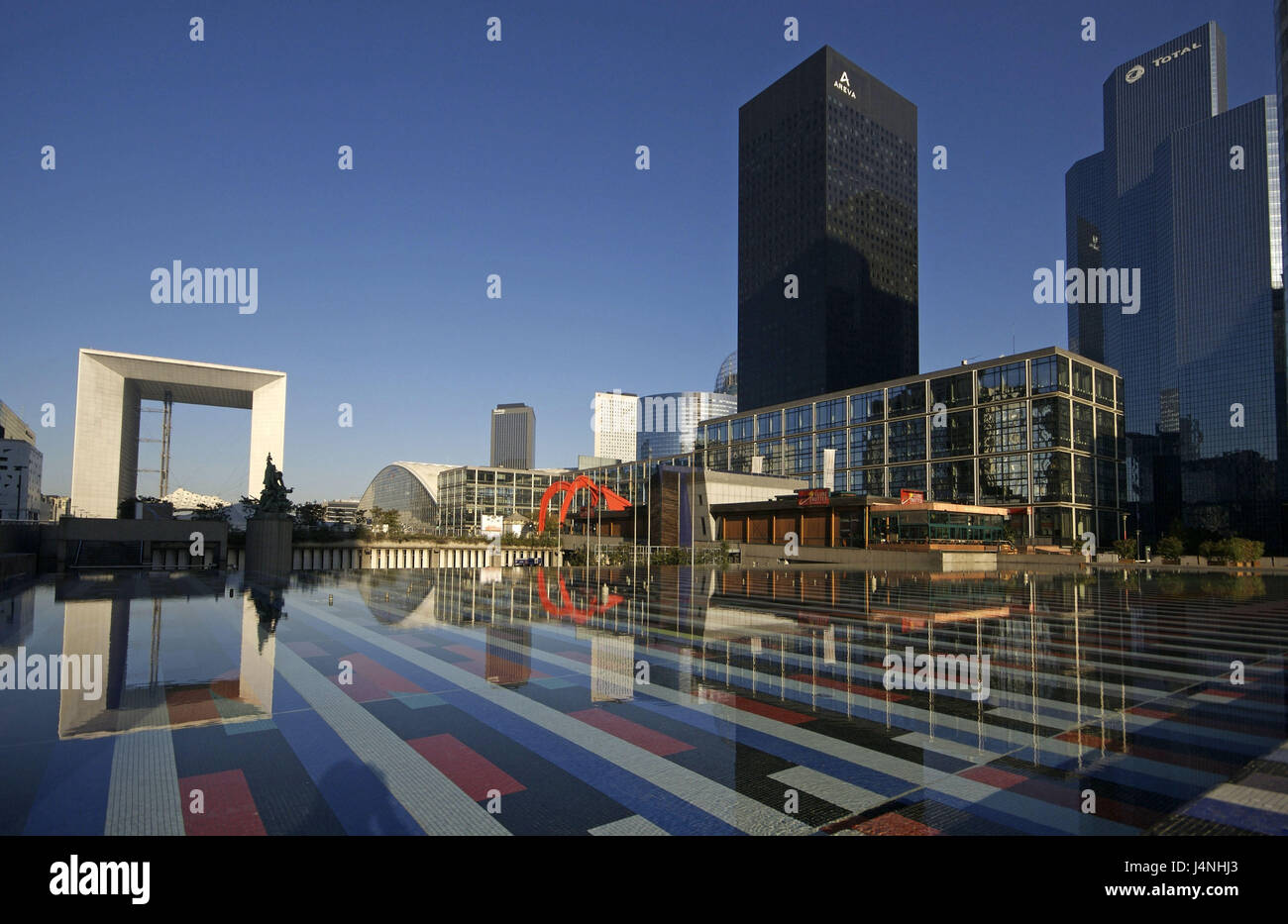 Frankreich, Paris, La Défense, Bürogebäude, Grand Arch De La Defense, Wasser Becken, Stockfoto