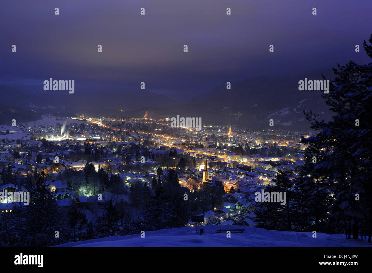 Deutschland, Bayern, Garmisch-Partenkirchen, lokale Übersicht, Nacht, Winter, Stockfoto