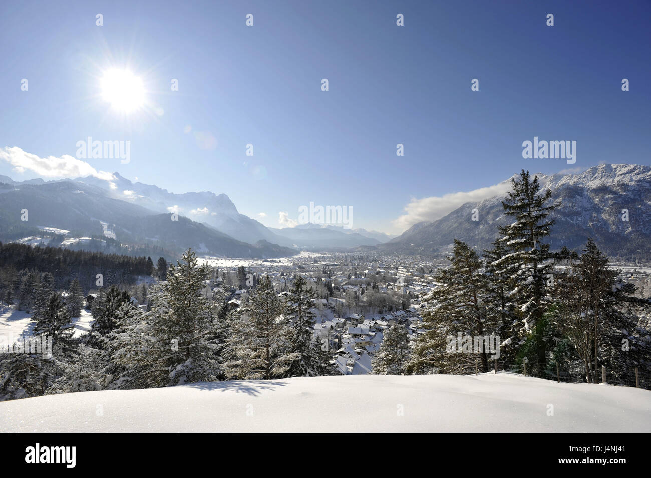 Deutschland, Bayern, Garmisch-Partenkirchen, lokale Übersicht, Winter, Stockfoto