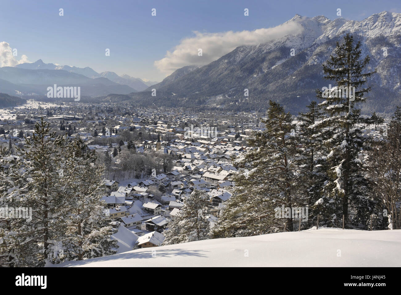 Deutschland, Bayern, Garmisch-Partenkirchen, lokale Übersicht, Winter, Stockfoto