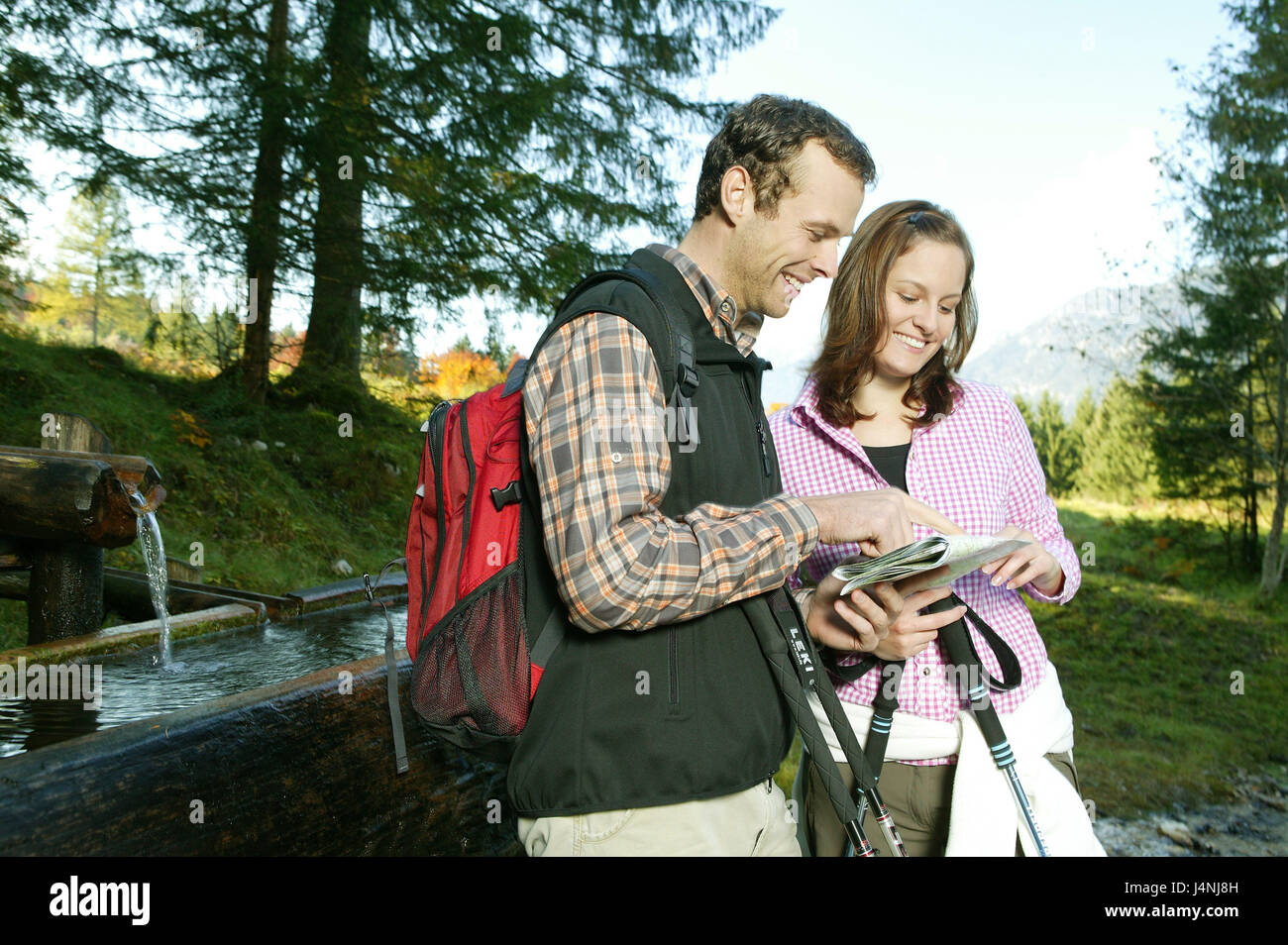 Paar, gehen, Karte, Blick, Brunnen, Wasser, an der Seite, Modell veröffentlicht, Menschen, zwei, Herbst, Outdoor, Freizeit, Sport, Gesundheit, Urlaub, Bewegung, draußen, herbstliche, ruhen, break, Erfrischung, Berg-Quellwasser, hölzernen Trog, ländlich, Idylle, Berge, Reisen Karte reisen, Fußböden, Rucksack, Orientierung, Orientierung, Karte, Stockfoto