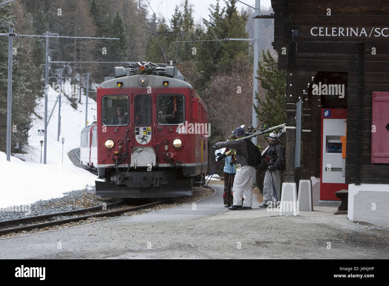 Schweiz, Engadin, Celerina, Bahnhof, Skifahrer, Modell veröffentlicht, Stockfoto