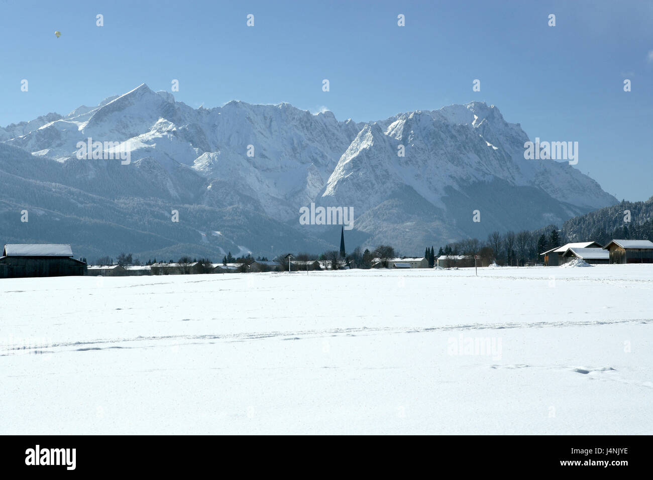 Deutschland, Bayern, Farchant, Wettersteingebirge, Winter, Himmel, blau, Süddeutschland, Oberbayern, Werdenfelser, Garmisch-Partenkirchen, Winterlandschaft, winterliche, Schnee, Schnee, Bäume, Gebirgsmassiv, Alpen, Berge, Berge, Zugspitze, Alpspitze, Waxenstein Stockfoto