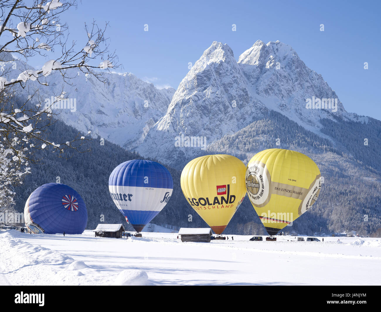 Deutschland, Bayern, Garmisch-Partenkirchen, Heißluftballons, Waxenstein, Winter, Himmel, blau, Süddeutschland, Oberbayern, Werdenfelser, Winterlandschaft, Schnee, tief verschneiten, winterlichen, Bäume, Alpen, Wettersteingebirge, Gebirgsmassiv, Berge, Berge, Flugzeuge, Ballons, vier, Ballonfahrt, Ballon Sport, Landung, Sonnenschein, Stockfoto