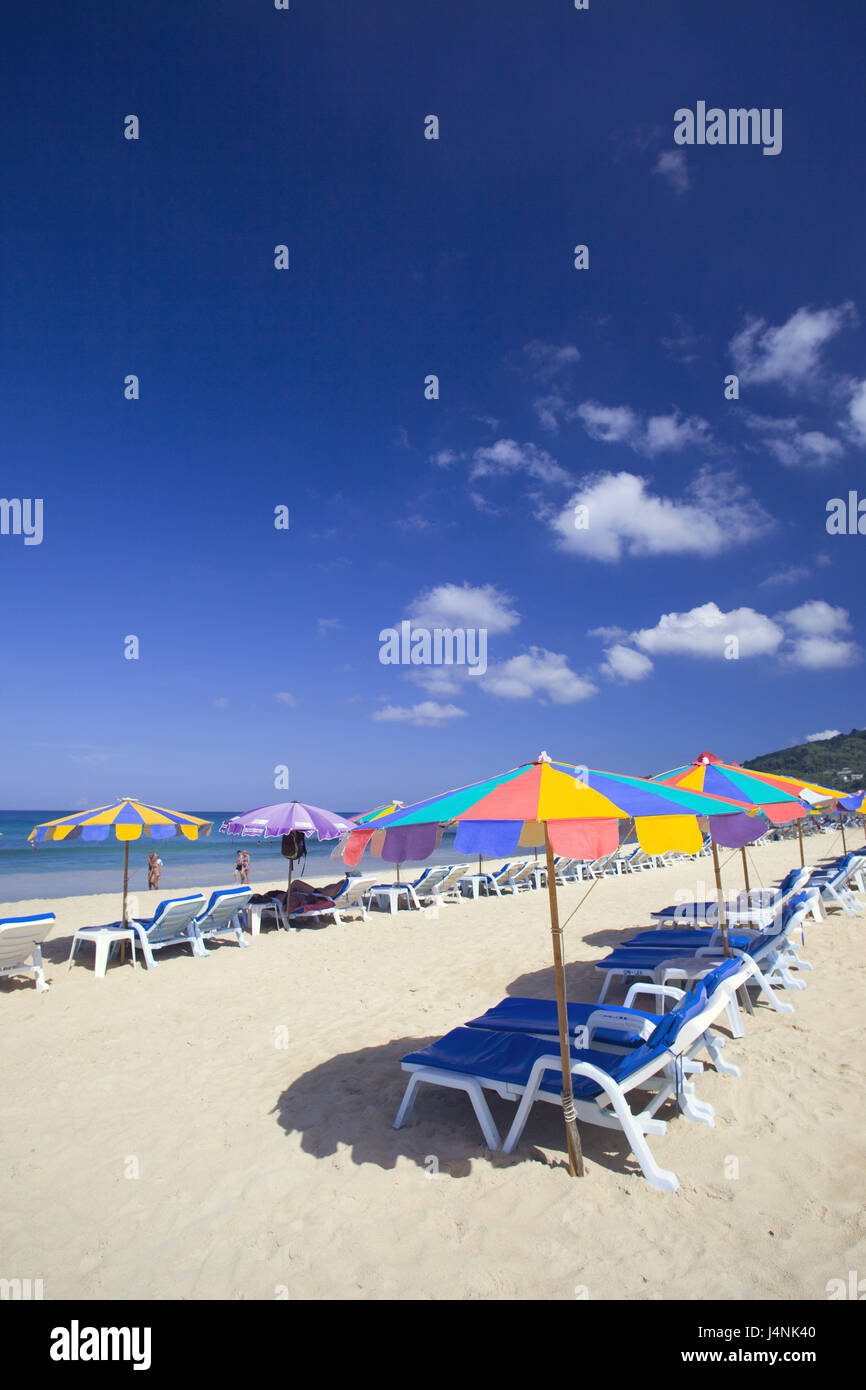 Thailand, Phuket, Karon Beach, Liegestühle, Sonnenschirme, Stockfoto