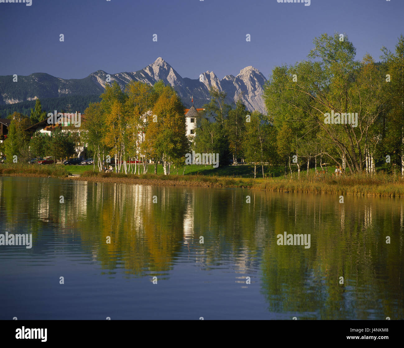 Österreich, Tirol, Seefeld, wilde See, Wettersteingebirge, Berge, Berge, Alpen, Häuser, Gebäude, lokale Ansicht, sonnig, Gipfel, Himmel, wolkenlos, herbstliche, Spiegelung, Oberfläche, See, Stockfoto